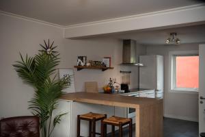 een keuken met een aanrecht en krukken. bij Spacious apt, Big roof terrace, Free parking in Stavanger