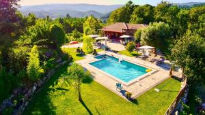 an overhead view of a swimming pool in a yard at O Barraco Martins T1 in Mondim de Basto