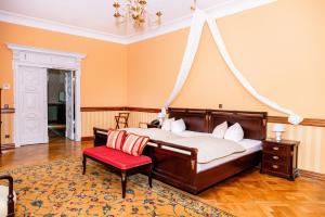 Postel nebo postele na pokoji v ubytování Hotel Schloss Schkopau