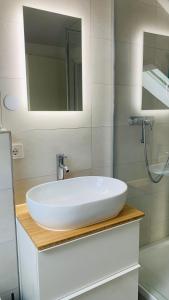 卡尔夫CASA DEL SOL - Neu ausgestattete Ferienunterkunft mit Parkplatz und E-Auto Ladestation的带白色水槽和镜子的浴室