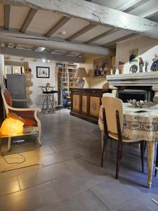 ein Wohnzimmer mit einem Tisch und einem Klavier in der Unterkunft la petite maison in Céreste