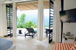 a room with a bed and a television and a table at Villa en Club Campestre Mesa de Yeguas in Anapoima