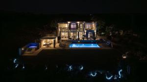Bazén v ubytovaní Villa AuroraLuxurius Living alebo v jeho blízkosti