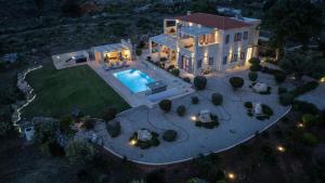 Bazén v ubytovaní Villa AuroraLuxurius Living alebo v jeho blízkosti