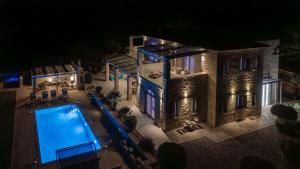 Bazén v ubytovaní Villa AuroraLuxurius Living alebo v jeho blízkosti