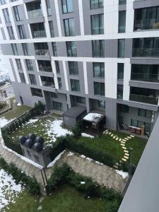 Una vista aérea de un gran edificio con patio. en Nor Apartament, en Bucarest 25 fotos más