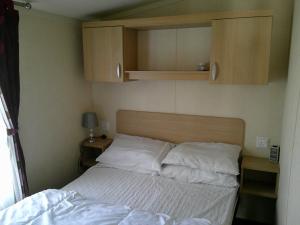 Ένα ή περισσότερα κρεβάτια σε δωμάτιο στο Seaview Burgundy 8 Berth Central heated