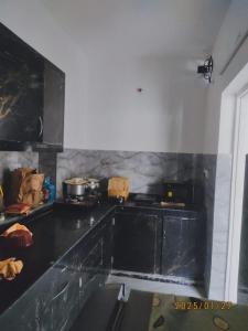 Una cocina o zona de cocina en Shafar Manzil 7 fotos más