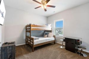 Ένα ή περισσότερα κρεβάτια σε δωμάτιο στο Pvt Hot Tub, Stonebridge Golf Course On Site, Ozark Views, Near Silver Dollar City w Free Tickets! +63 φωτογραφίες