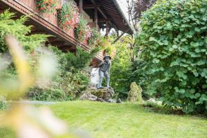 Ein Garten an der Unterkunft Posthotel Hofherr