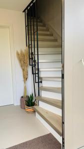 卡尔夫CASA DEL SOL - Neu ausgestattete Ferienunterkunft mit Parkplatz und E-Auto Ladestation的白色墙壁的楼梯