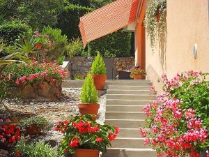 un escalier avec des plantes en pot et des fleurs dans l'établissement Charming Opatija Getaway w Panoramic Sea Views and Rewarded Garden, à Opatija