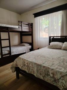 Villa Lapa 5 near the Guacalillo Rock في Tivives: غرفة نوم بها سريرين بطابقين ونافذة +36 صورة