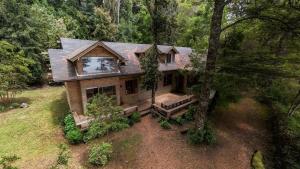 een bovenaanzicht van een huis in het bos bij Casa Orilla Lago Rupanco in Isla Cabras