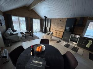 Posezení v ubytování Modernized standalone cabin Sørreisa - Bardufoss