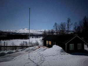 Modernized standalone cabin Sørreisa - Bardufoss v zimě