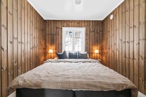Postel nebo postele na pokoji v ubytování Modernized standalone cabin Sørreisa - Bardufoss