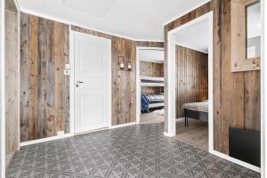Postel nebo postele na pokoji v ubytování Modernized standalone cabin Sørreisa - Bardufoss