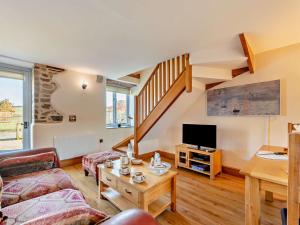 Una sala de estar con un sofá y un televisor. en 1 Bed in Launceston 95237, en Saint Giles on the Heath