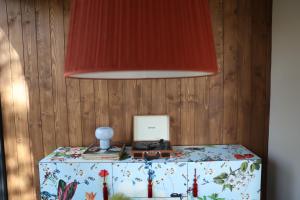 una lámpara en la parte superior de una mesa con una personalidad queestablece que en Gigi Mountain Home, en Divčibare