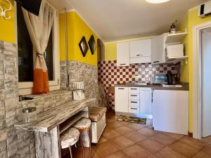 Kuchyň nebo kuchyňský kout v ubytování Corner Pescatori studio apartment
