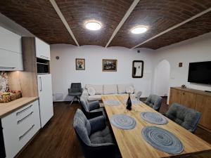 TV a/nebo společenská místnost v ubytování Penzion U Cyrila