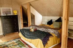 Postel nebo postele na pokoji v ubytování Pērlerada room