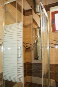 A bathroom at SundayMar Stone House
