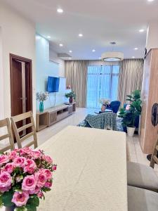 TV a/nebo společenská místnost v ubytování Lotus Villa Hạ Long 317