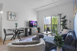 Et tv og/eller underholdning på Beautiful Blue Spacious Free Parking View Gym