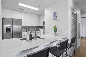 Køkken eller tekøkken på Beautiful Blue Spacious Free Parking View Gym