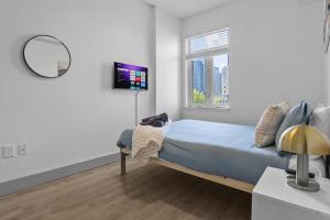 En eller flere senge i et værelse på Beautiful Blue Spacious Free Parking View Gym