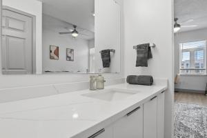 Billede fra billedgalleriet på Beautiful Blue Spacious Free Parking View Gym i Charlotte + 56 billeder