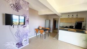Kuchyň nebo kuchyňský kout v ubytování VILLA MAGIC - stunning ocean view, pool & Starlink internet + 17 fotografií