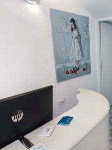 Uma TV ou centro de entretenimento em Albergo La Prora