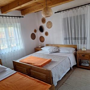 Postel nebo postele na pokoji v ubytování Sobe Ivan Rastoke 21