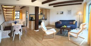 un salon avec un canapé, une table et des chaises dans l'établissement Kinderfreundliche Ferienanlage In Idyllischer Lage, à Neuenkirchen 32 autres photos