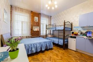 1 dormitorio con 2 literas y cocina en Adoriya Apartments, en San Petersburgo