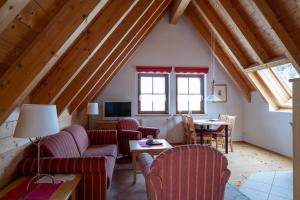 a living room with red chairs and a table at Ferienanlage Zum Silberstollen 2 Häuser am Berg Polderhof und Weißeritzhütte in Kurort Altenberg