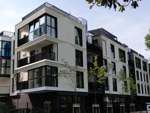 ein Mehrfamilienhaus mit schwarz-weiß in der Unterkunft Vistula Avenue Apartment free Parking, Swimming Pool, Sauna & Gym in Krakau