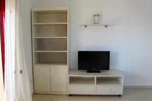 TV a/nebo společenská místnost v ubytování Apartamentos Amatista Unitursa