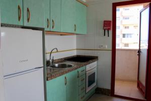 Kuchyň nebo kuchyňský kout v ubytování Apartamentos Amatista Unitursa