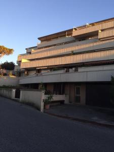 een gebouw met een parkeerplaats ervoor bij Residence Il Fiocco in San Vincenzo