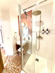 a bathroom with a shower and a sink at Le Petit Chai - Studio tout equipé au calme proche universités et transports in Talence