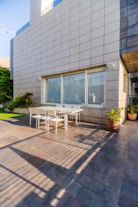 une table et deux chaises devant un bâtiment dans l'établissement Chalet junto al mar, à Castro Urdiales