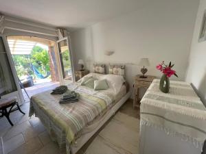 Postel nebo postele na pokoji v ubytování RDC Villa grand jardin, piscine chauffée, jacuzzi + 33 fotografií