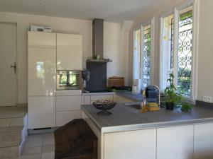 Kuchyň nebo kuchyňský kout v ubytování RDC Villa grand jardin, piscine chauffée, jacuzzi