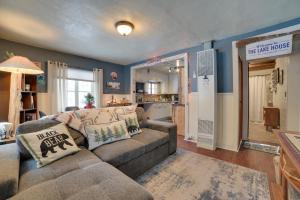 un soggiorno con divano e cucina di Family-Friendly Cabin Walk to Lake Access! a Houghton Lake Altre 18 foto