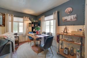 una sala da pranzo con un tavolo e sedie in una stanza di Family-Friendly Cabin Walk to Lake Access! a Houghton Lake