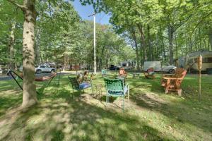 un gruppo di sedie e tavoli in un parco di Family-Friendly Cabin Walk to Lake Access! a Houghton Lake